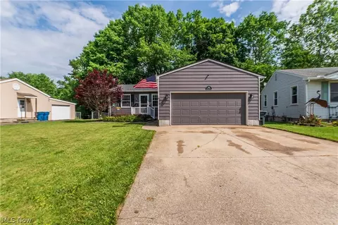 949 Saul Dr, Hubbard, OH 44425