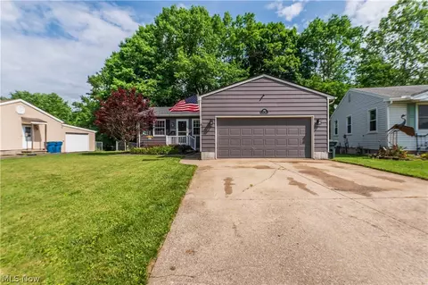 949 Saul Dr, Hubbard, OH 44425