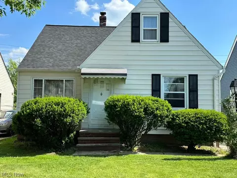 1011 Parkleigh Dr, Parma, OH 44134