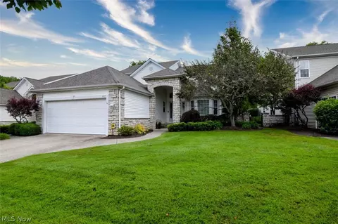 417 W Glengary Cir, Highland Heights, OH 44143