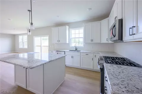 Kitchen - 8010 Echo Hill Manor Dr, Mentor, OH 44060 photo 3 of 3