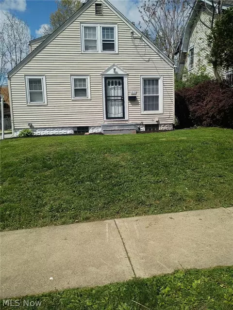 815 Russell Ave, Akron, OH 44307