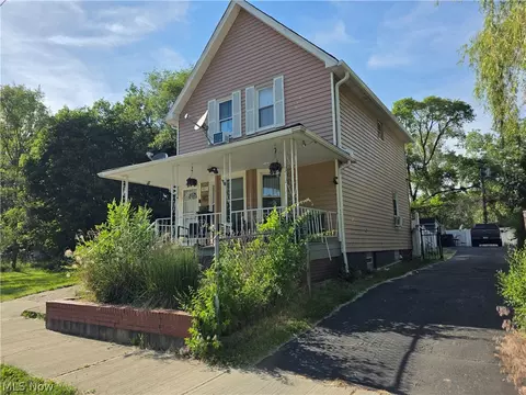 8817 Blaine Ave, Cleveland, OH 44106