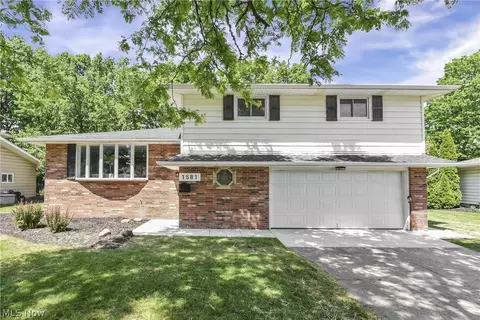 1581 N Circle View Dr, Seven Hills, OH 44131
