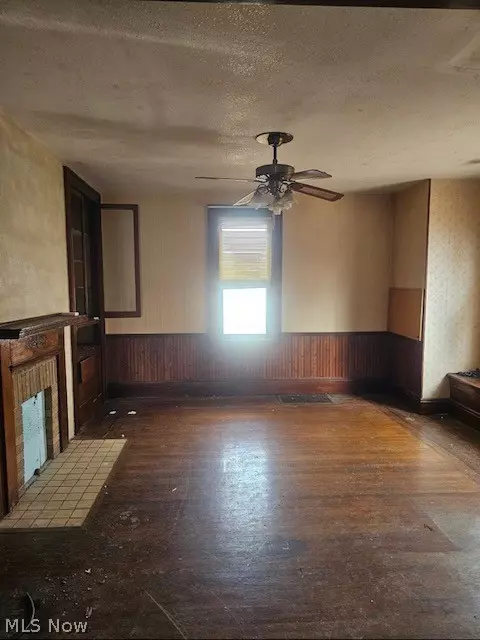 Living - 2149 E 31st St, Lorain, OH 44055 photo 2 of 2