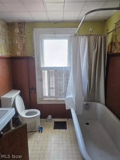 Bath - 2149 E 31st St, Lorain, OH 44055 photo 2 of 2