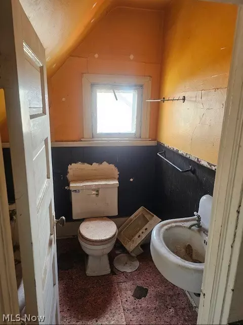 Bath - 2149 E 31st St, Lorain, OH 44055 photo 1 of 2
