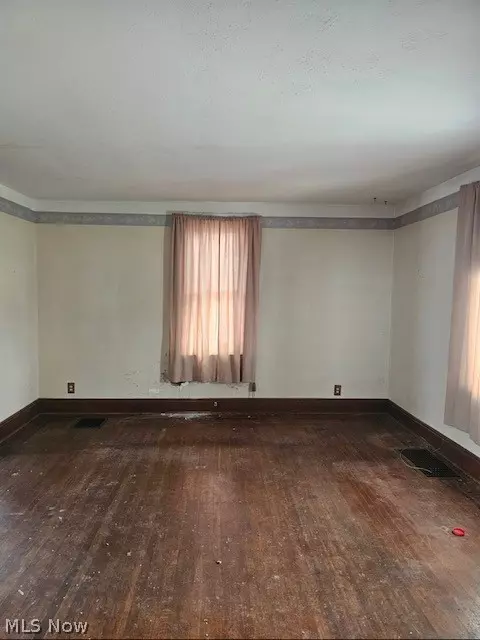 Living - 2149 E 31st St, Lorain, OH 44055 photo 1 of 2