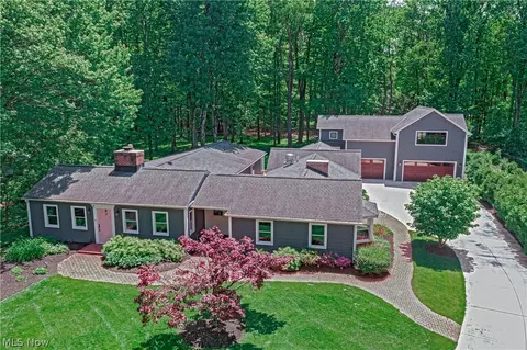1 Deerfield Dr, Chagrin Falls, OH 44022
