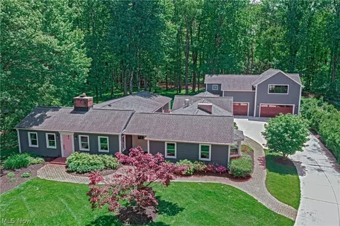 1 Deerfield Dr, Chagrin Falls, OH 44022