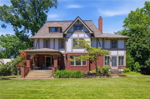 2689 Berkshire Rd, Cleveland Heights, OH 44106