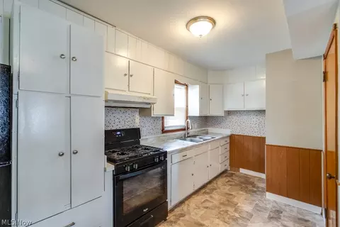 29800 Robert St, Wickliffe, OH 44092 photo 8
