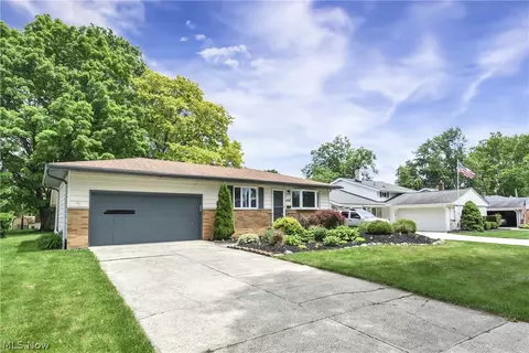 4267 Bentley Dr, North Olmsted, OH 44070