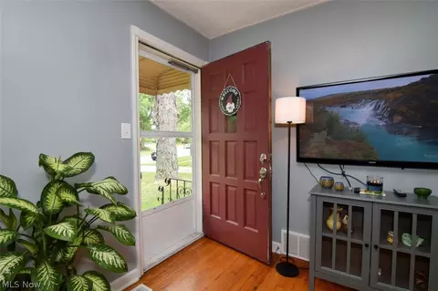 Entry Way - 711 E 256th St, Euclid, OH 44132 photo 1 of 2