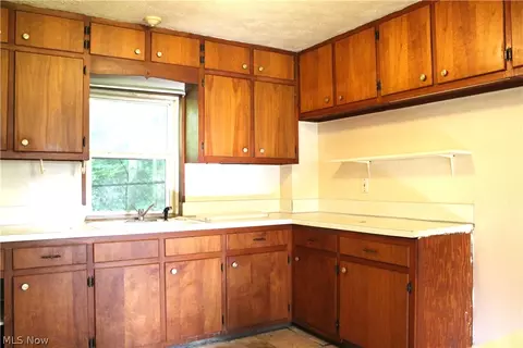 Kitchen - 323 Fox Dr, Ashtabula, OH 44004 photo 2 of 4