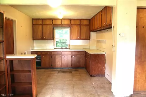 Kitchen - 323 Fox Dr, Ashtabula, OH 44004 photo 4 of 4