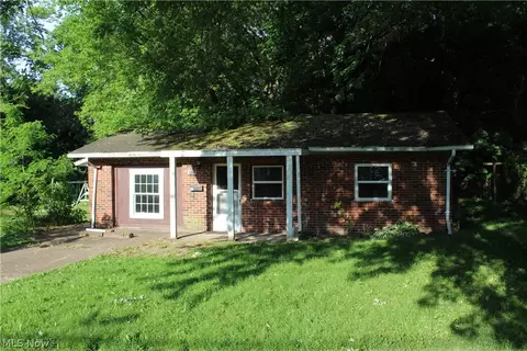 323 Fox Dr, Ashtabula, OH 44004