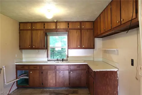 Kitchen - 323 Fox Dr, Ashtabula, OH 44004 photo 3 of 4