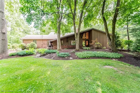 242 Springdale Ln, Moreland Hills, OH 44022