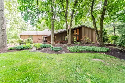 242 Springdale Ln, Moreland Hills, OH 44022