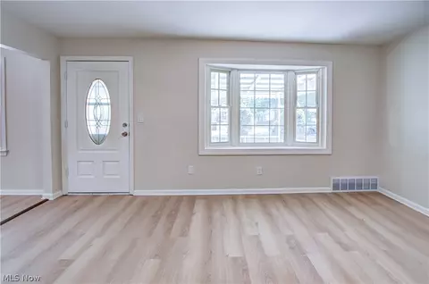Living - 861 Oak St, Elyria, OH 44035 photo 4 of 4
