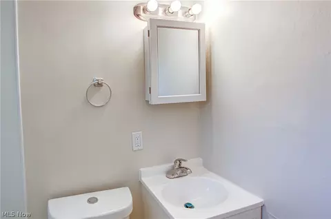 Bath - 861 Oak St, Elyria, OH 44035 photo 1 of 2