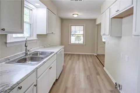 Entry Way - 861 Oak St, Elyria, OH 44035 photo 1 of 3