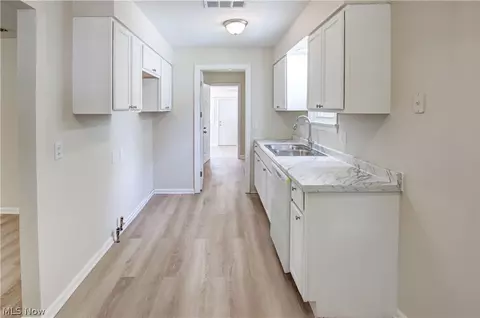 Entry Way - 861 Oak St, Elyria, OH 44035 photo 2 of 3