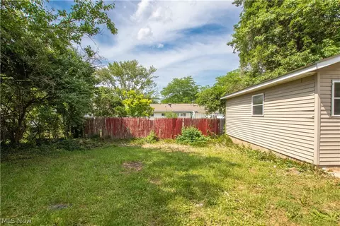 Exterior - 861 Oak St, Elyria, OH 44035 photo 4 of 5