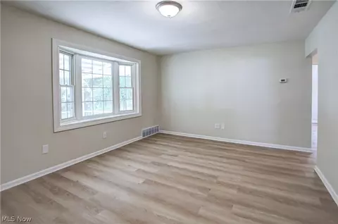 Living - 861 Oak St, Elyria, OH 44035 photo 3 of 4