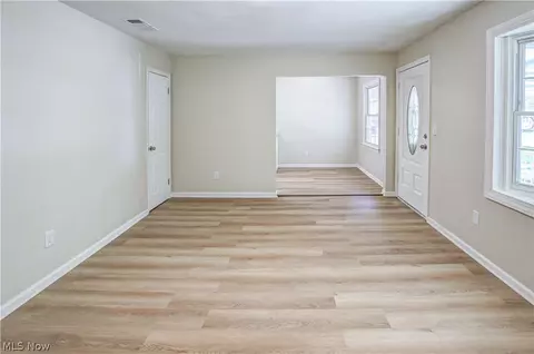 Living - 861 Oak St, Elyria, OH 44035 photo 1 of 4