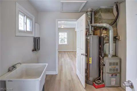 Entry Way - 861 Oak St, Elyria, OH 44035 photo 3 of 3