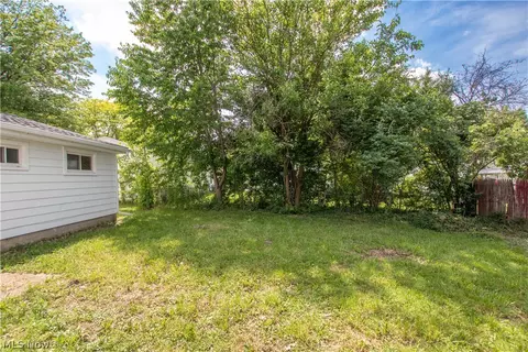 Exterior - 861 Oak St, Elyria, OH 44035 photo 5 of 5