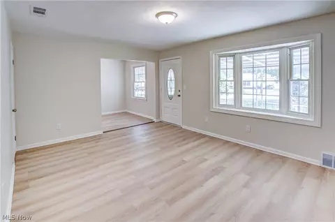 Living - 861 Oak St, Elyria, OH 44035 photo 2 of 4