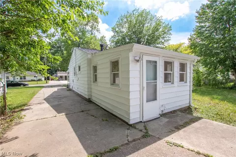 Exterior - 861 Oak St, Elyria, OH 44035 photo 2 of 5