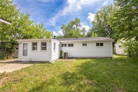 Exterior - 861 Oak St, Elyria, OH 44035 photo 3 of 5
