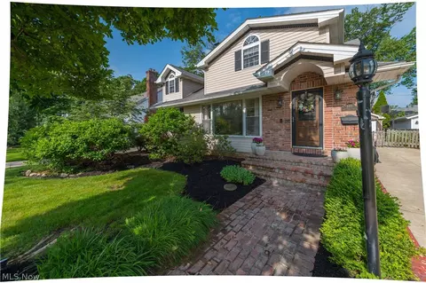 450 Lake Forest Dr, Bay Village, OH 44140