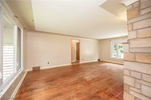 Living - 364 Brookfield Ave, Boardman, OH 44512 photo 3 of 4