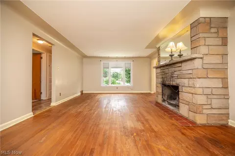Living - 364 Brookfield Ave, Boardman, OH 44512 photo 2 of 4