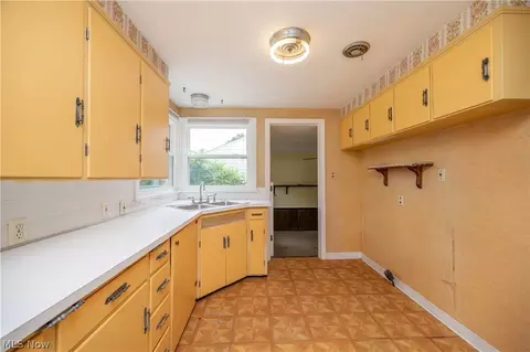 Kitchen - 364 Brookfield Ave, Boardman, OH 44512 photo 2 of 3