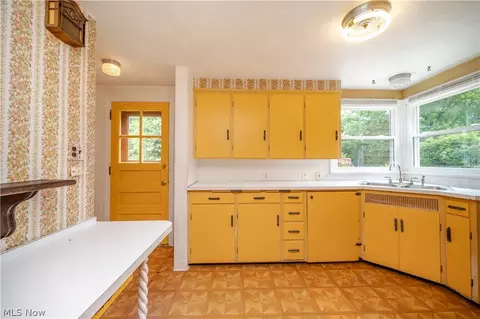Kitchen - 364 Brookfield Ave, Boardman, OH 44512 photo 3 of 3