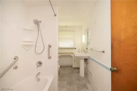 Bath - 364 Brookfield Ave, Boardman, OH 44512 photo 1 of 4