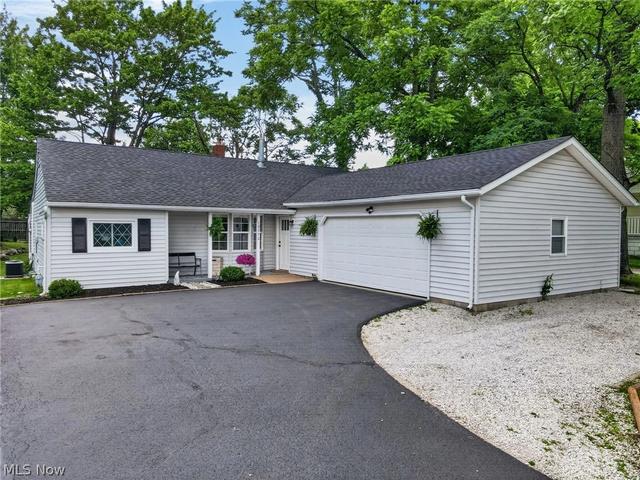 13772 Carlton St, Burton, OH 44021