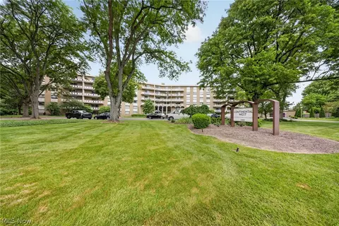 3400 Wooster Rd #416, Rocky River, OH 44116