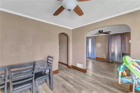Entry Way - 422 5th St, Struthers, OH 44471 photo 3 of 6