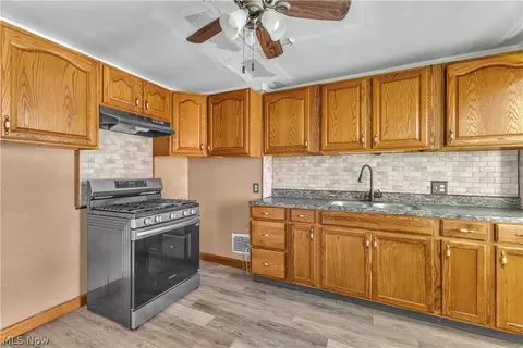 Kitchen - 422 5th St, Struthers, OH 44471 photo 1 of 1