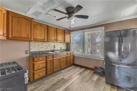 Entry Way - 422 5th St, Struthers, OH 44471 photo 4 of 6