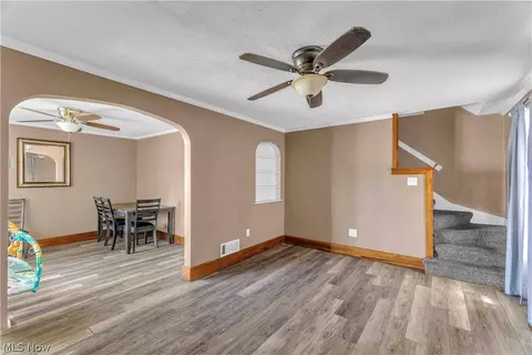 Entry Way - 422 5th St, Struthers, OH 44471 photo 1 of 6