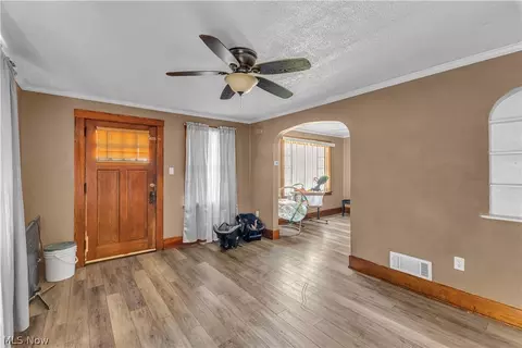 Entry Way - 422 5th St, Struthers, OH 44471 photo 2 of 6