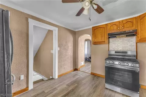 Entry Way - 422 5th St, Struthers, OH 44471 photo 6 of 6